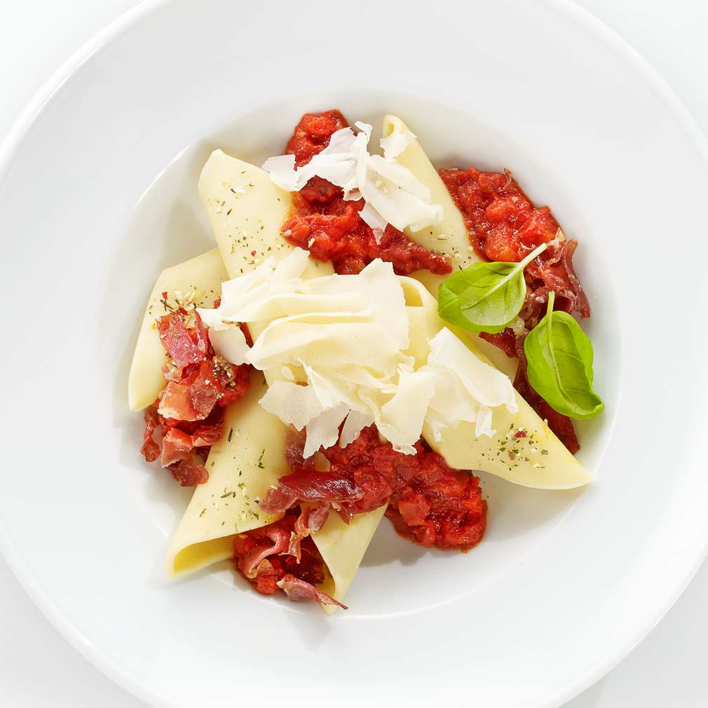 Abbildung des Rezepts Riesennudeln in fruchtiger Tomaten-Barolo-Soße Abbildung des Rezepts Riesennudeln in fruchtiger Tomaten-Barolo-Soße