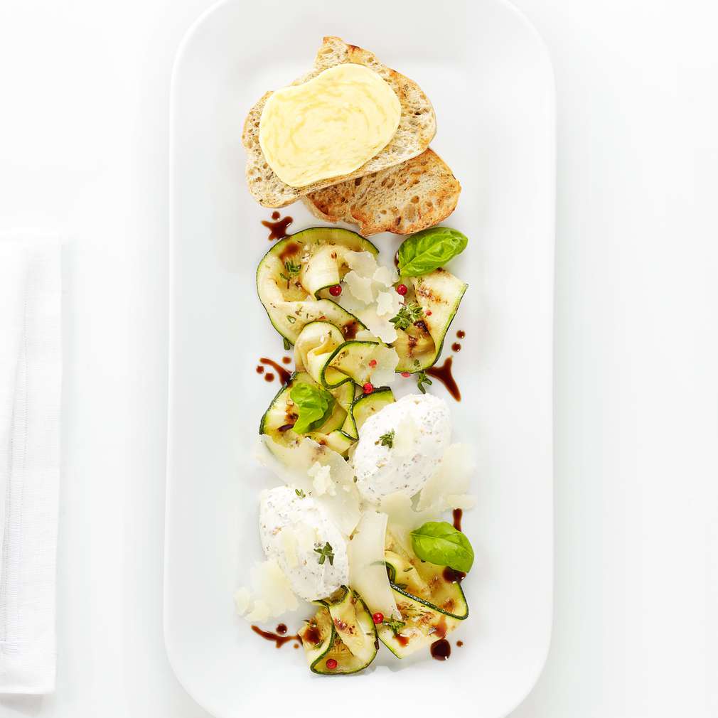 Abbildung des Rezepts Zucchini-Carpaccio mit Frischkäsecreme Abbildung des Rezepts Zucchini-Carpaccio mit Frischkäsecreme