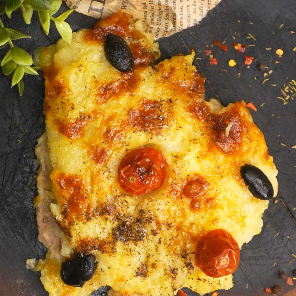 Изобразяване на рецептата Свински пържоли с картофено пюре, домати и маслини