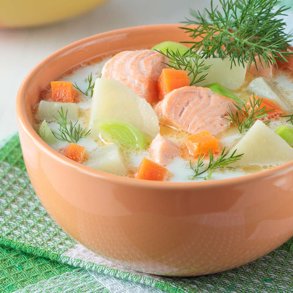 Consommé de somon și smântână Consommé de somon și smântână