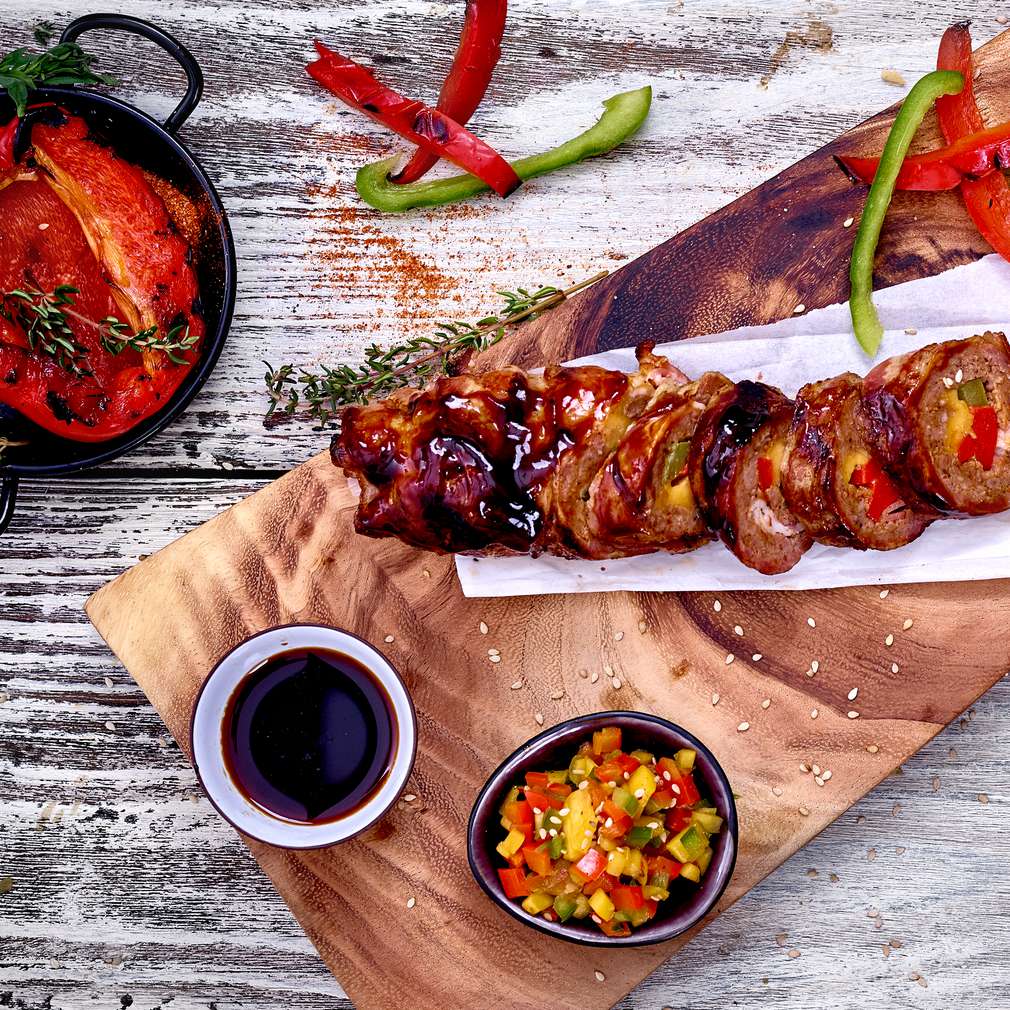 Abbildung des Rezepts Bacon-Sushi mit Paprika-Mango-Salat Abbildung des Rezepts Bacon-Sushi mit Paprika-Mango-Salat