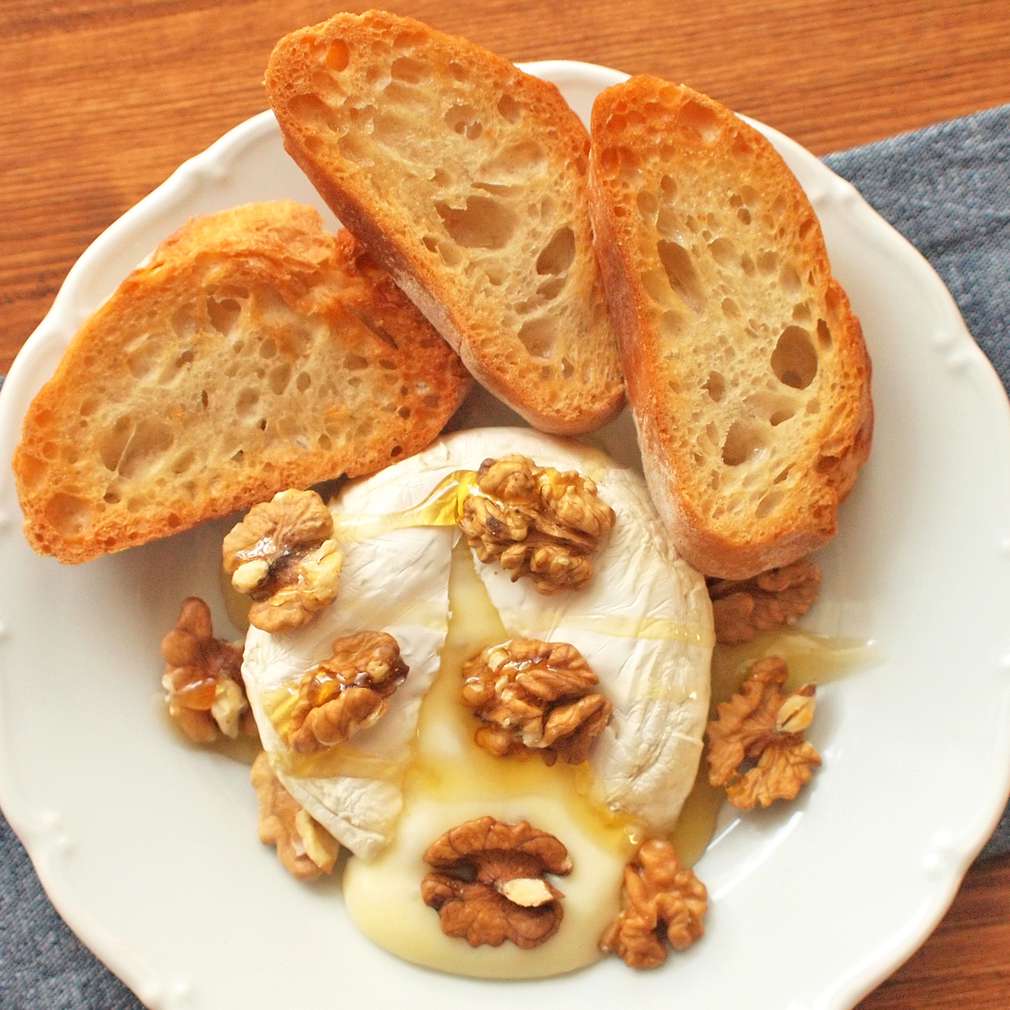 Zobrazit Rozpečený hermelín s medem a ořechy receptů
