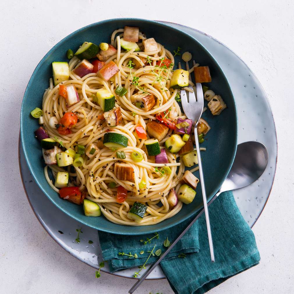 Imaginea rețetei Salată călduță cu spaghete și legume pe grătar