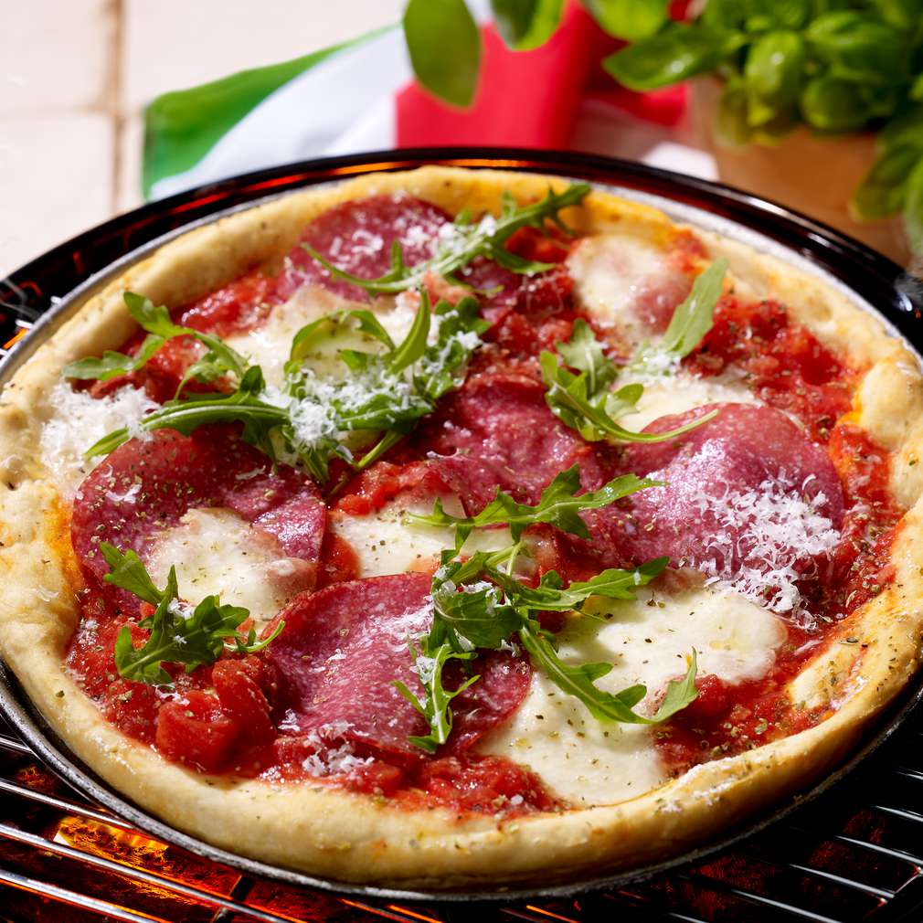 Zdjęcie przepisu Pizza z salami i mozzarellą