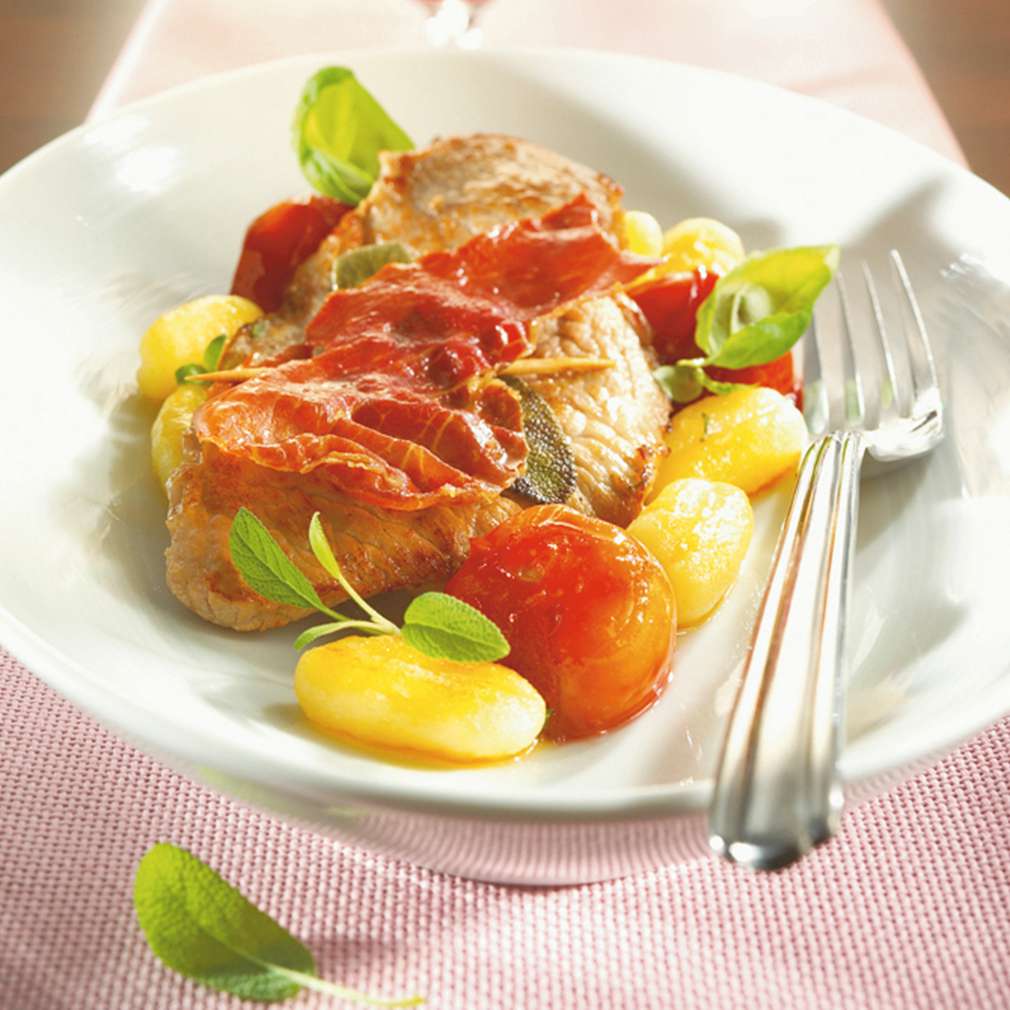 Abbildung des Rezepts Saltimbocca mit Gnocchi und geschmorten Tomaten Abbildung des Rezepts Saltimbocca mit Gnocchi und geschmorten Tomaten