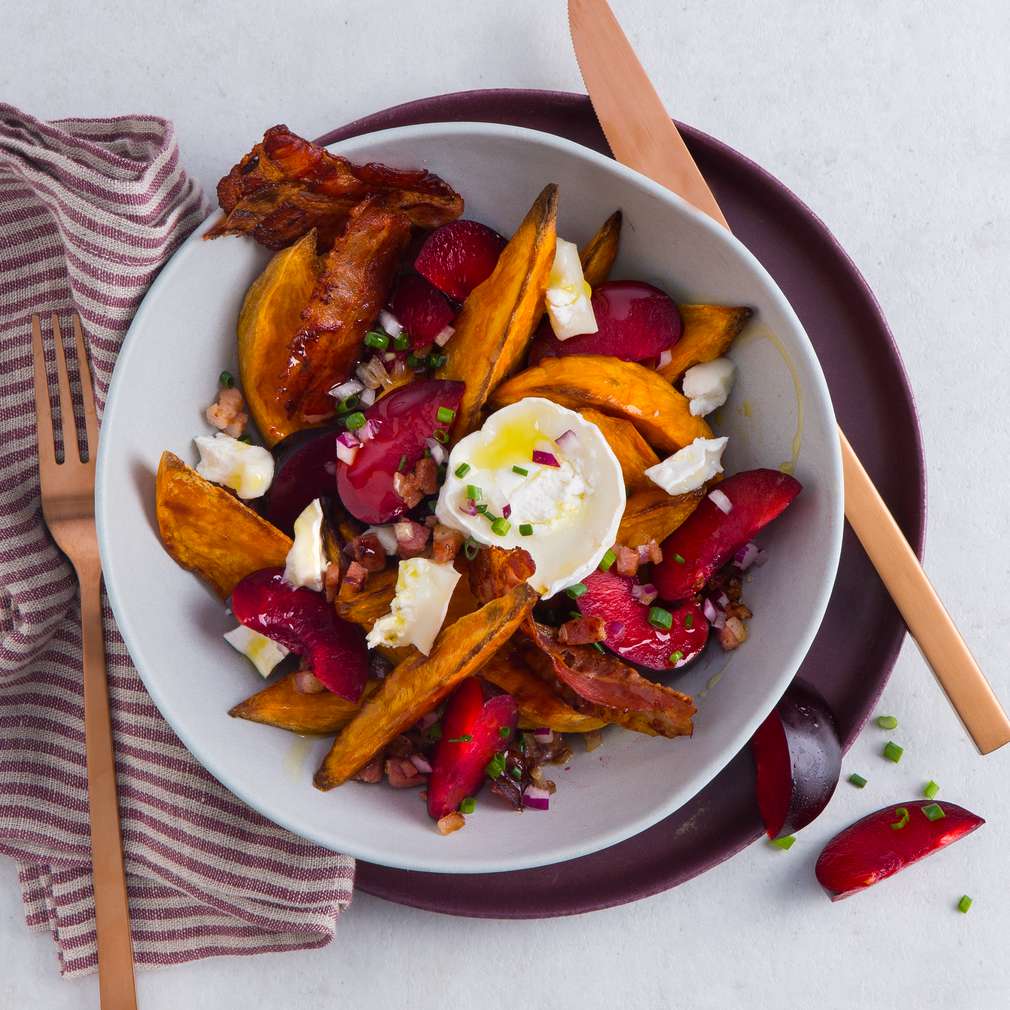 Abbildung des Rezepts Süßkartoffelsalat mit Pflaumen und Speck-Dressing Abbildung des Rezepts Süßkartoffelsalat mit Pflaumen und Speck-Dressing