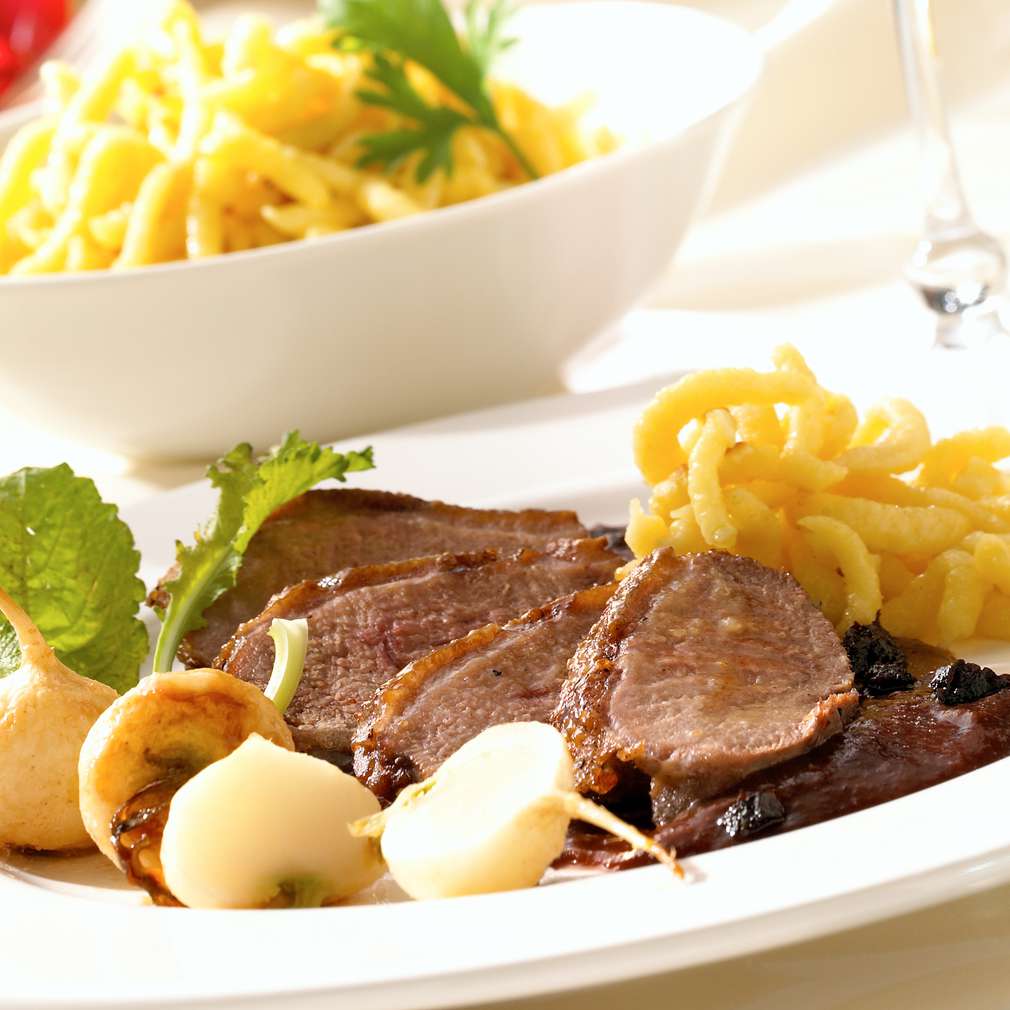 Abbildung des Rezepts Gänsebrust mit Pflaumensauce und Rübchen Abbildung des Rezepts Gänsebrust mit Pflaumensauce und Rübchen