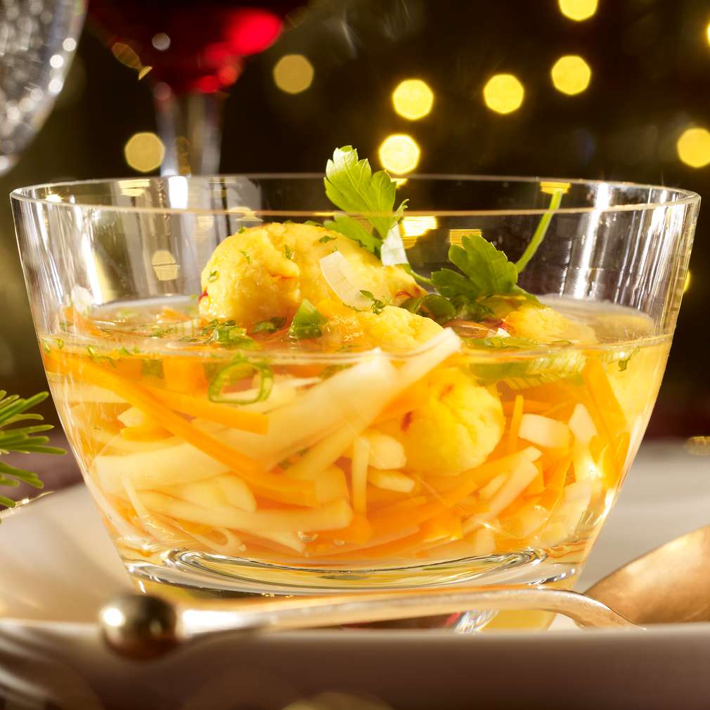 Abbildung des Rezepts Klare Gemüsesuppe mit Safranschwämmchen Abbildung des Rezepts Klare Gemüsesuppe mit Safranschwämmchen