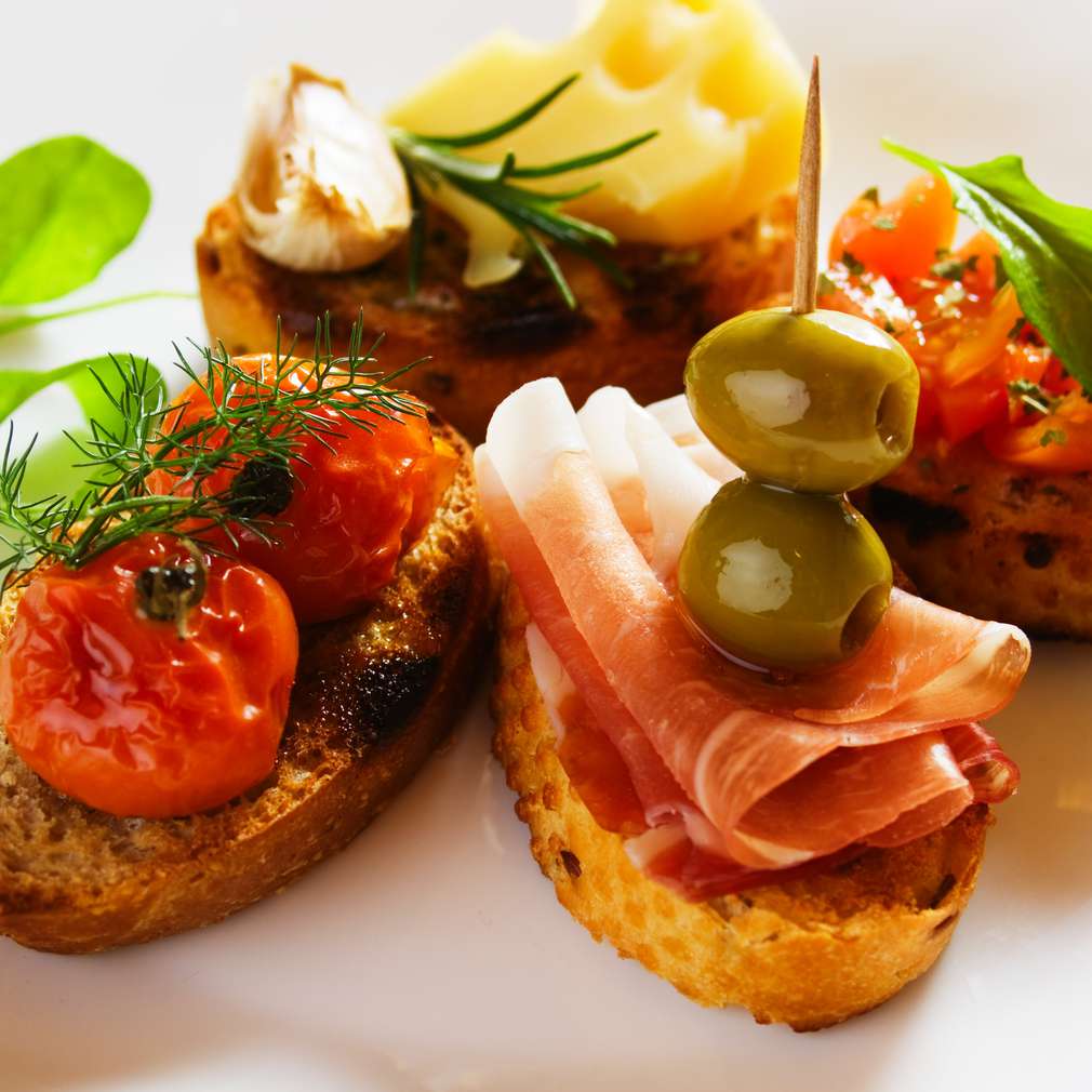 Bruschette cu prosciutto crudo și măsline Bruschette cu prosciutto crudo și măsline
