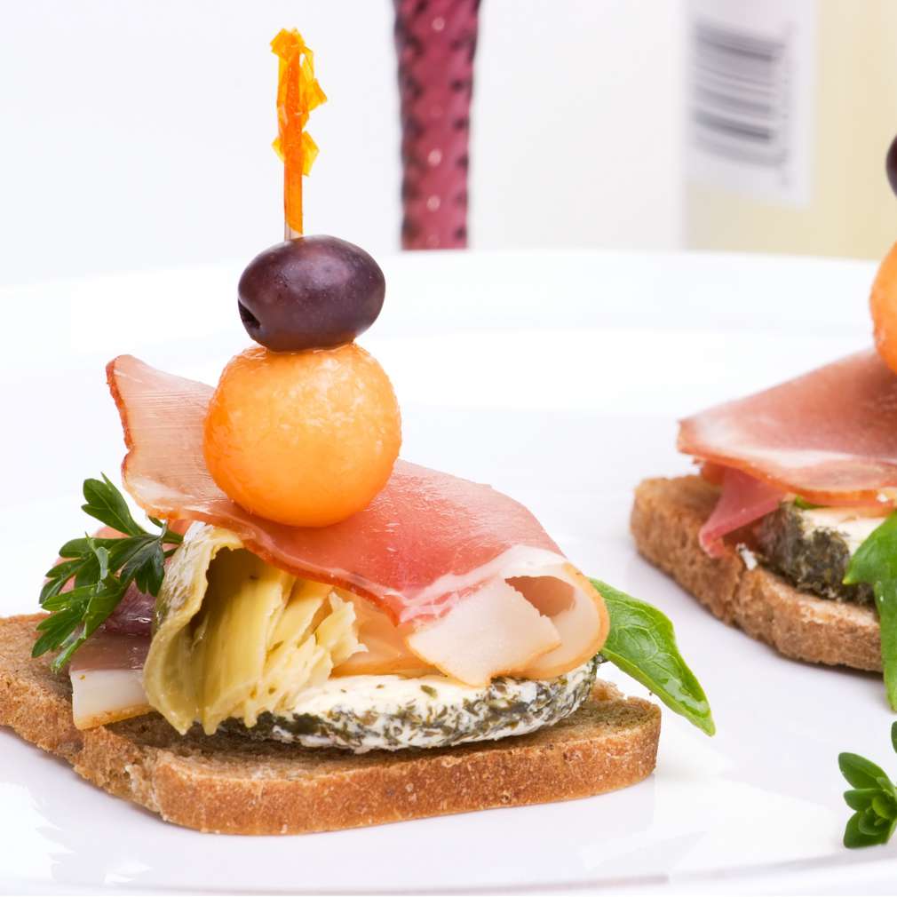 Prosciutto cu măsline, brânză și anghinare Prosciutto cu măsline, brânză și anghinare