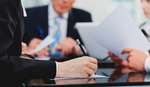 Compliance ръка подписва документи с писалка