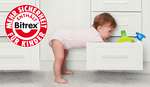 Sicherheit im Haushalt baby schaut in schublade