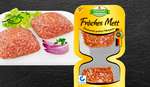 Frisches Mett auf Teller in Verpackung Frisches Mett auf Teller in Verpackung
