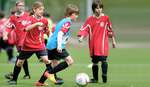 Kinder auf Fußballplatz Kinder auf Fußballplatz