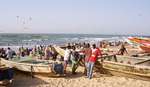 Unser Projekt fördert nachhaltigen Fischfang in Gambia Fischer am Strand in Gambia