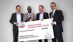 Stolze Scheckübergabe Scheckübergabe "Kaufland unterstützt nachhaltige Fischerei in Gambia"