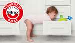 Sicherheit im Haushalt baby schaut in schublade