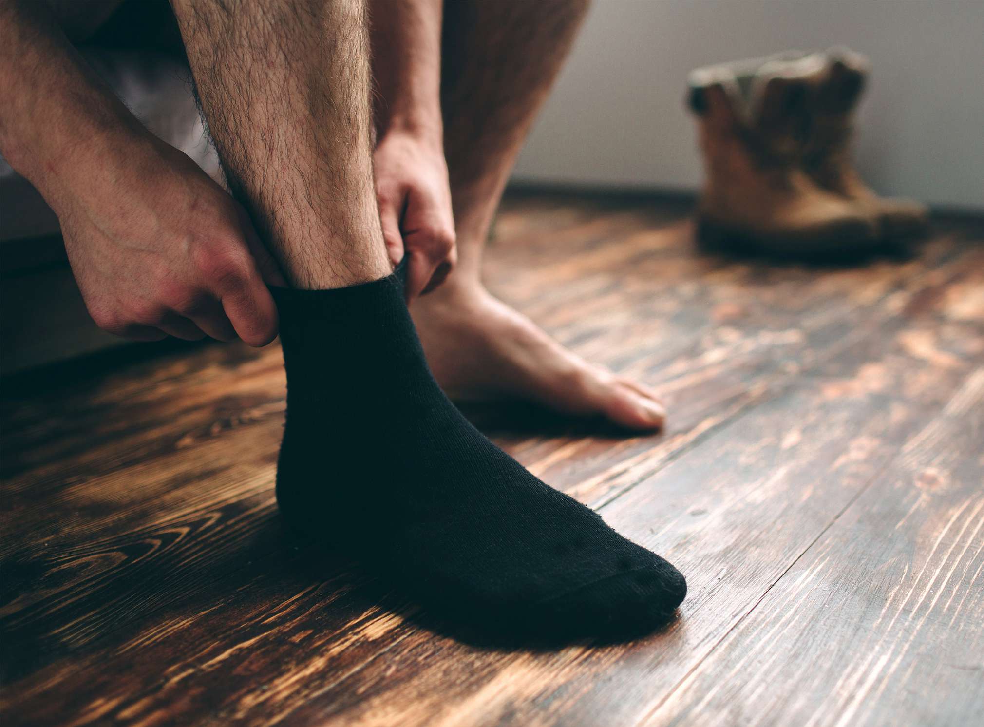 Ножки парня красивые. Сужчина в чёрных носках. Мужские носки на ногах. Мужские ноги в черных носках. Черные носки на мужчине.