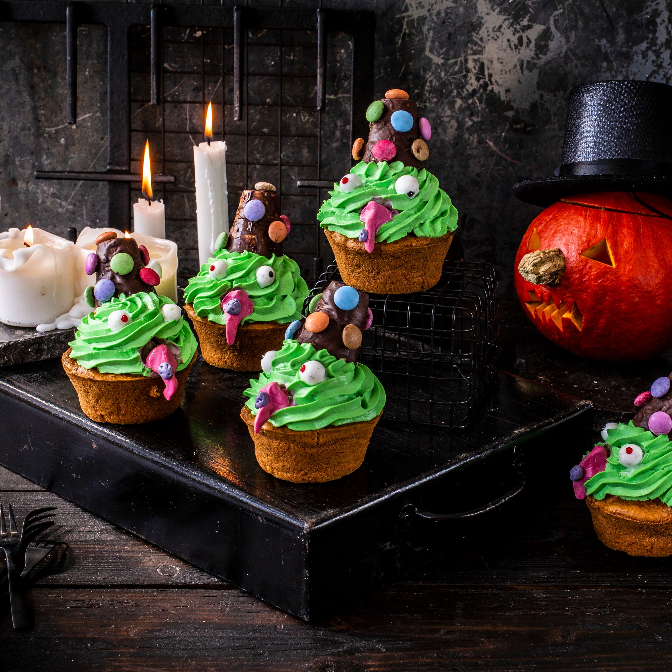 Abbildung des Rezepts Hexen-Cupcakes mit Hexenhut Abbildung des Rezepts Hexen-Cupcakes mit Hexenhut