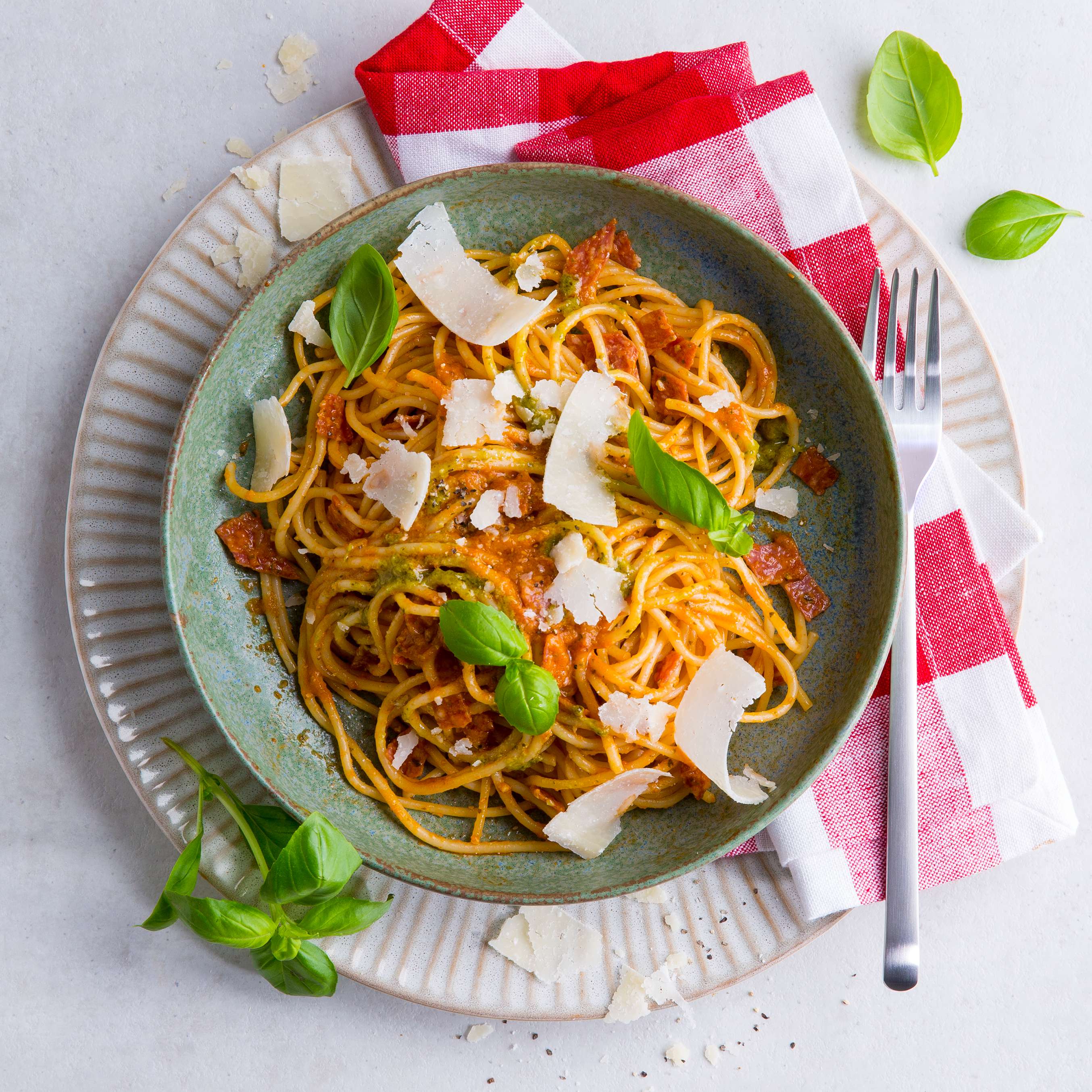 Pesto-Spaghetti mit Salami - Rezept | Kaufland