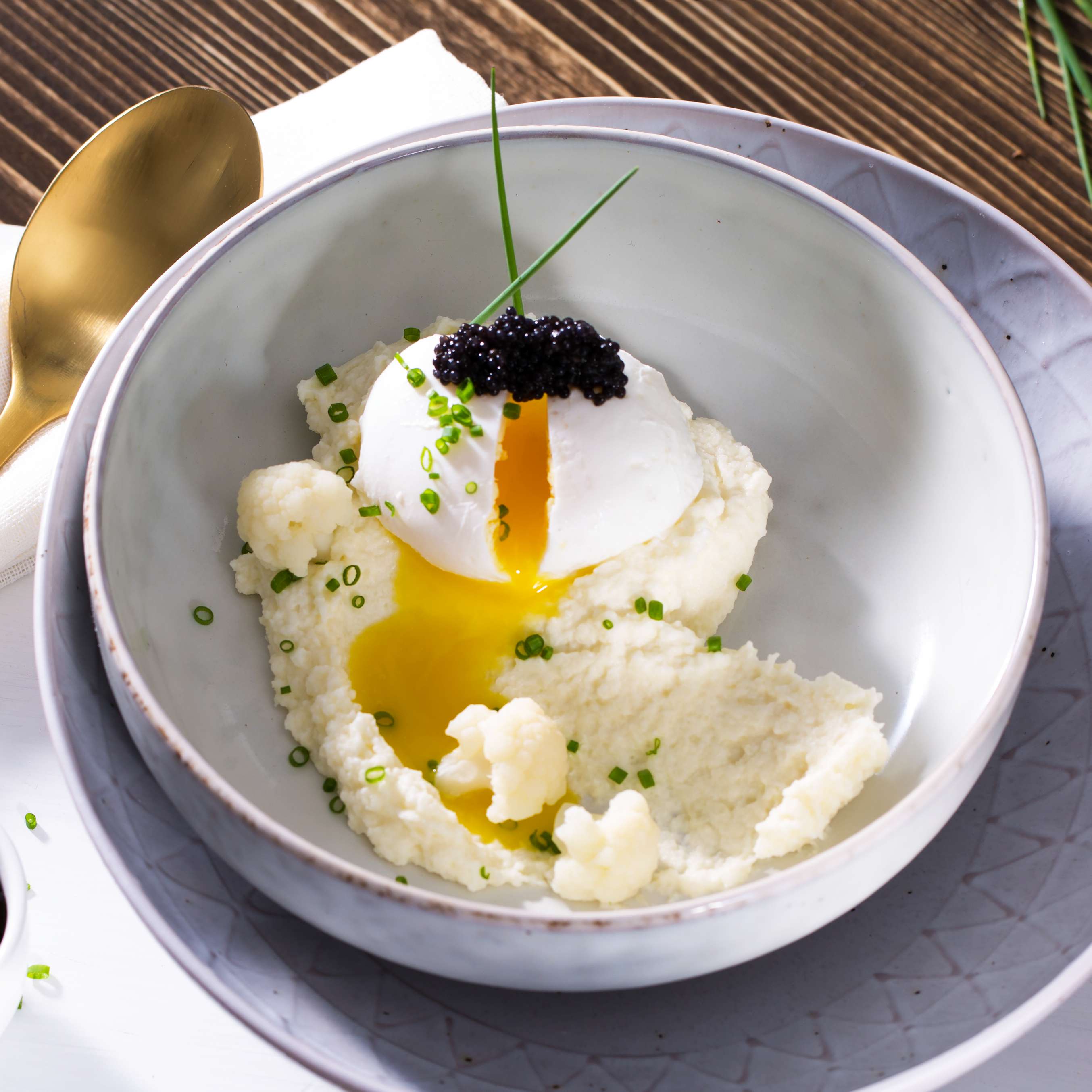 Pochiertes Ei auf Blumenkohlcreme mit Kaviar - Rezept | Kaufland