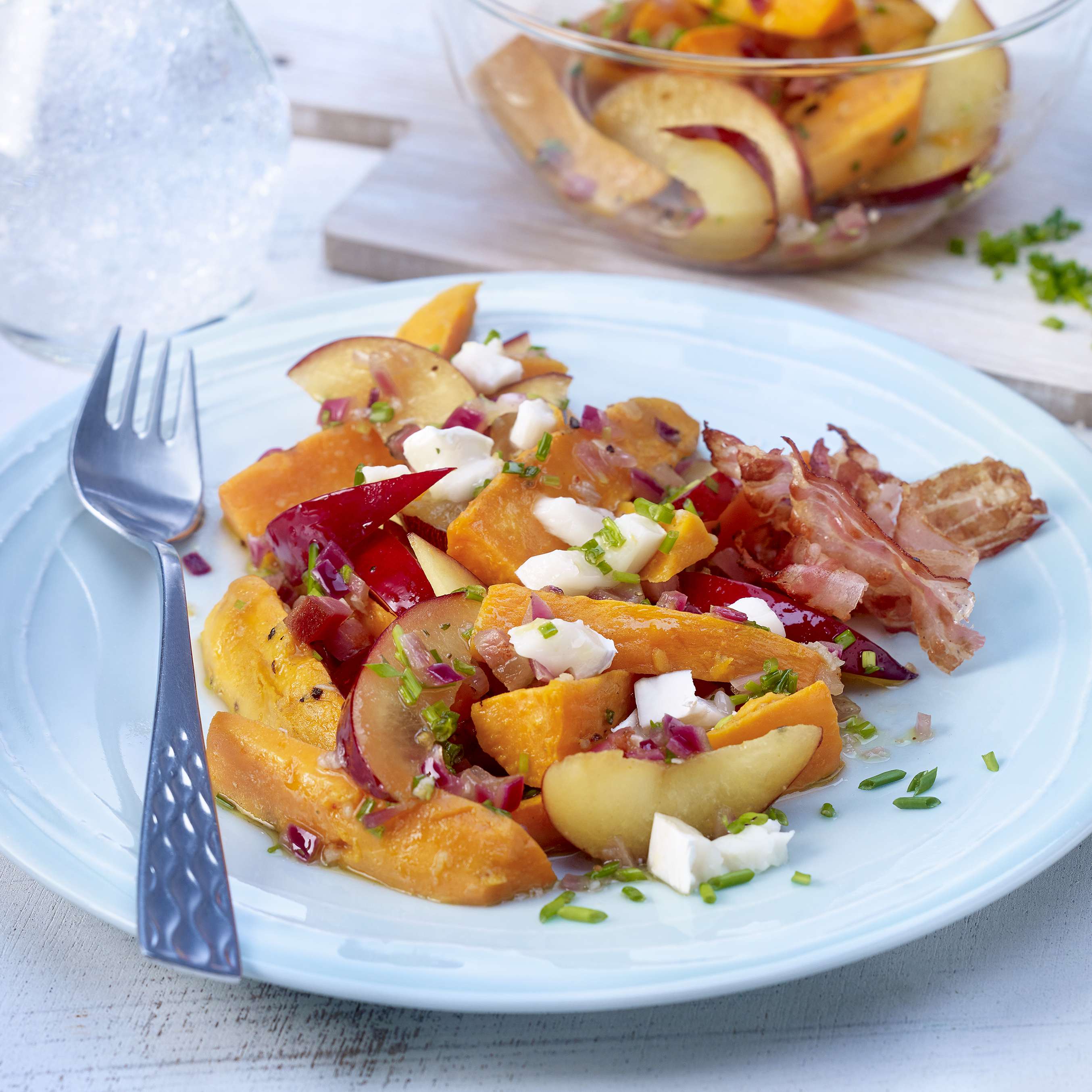 Süßkartoffelsalat mit Pflaumen und Speck-Dressing - Rezept | Kaufland