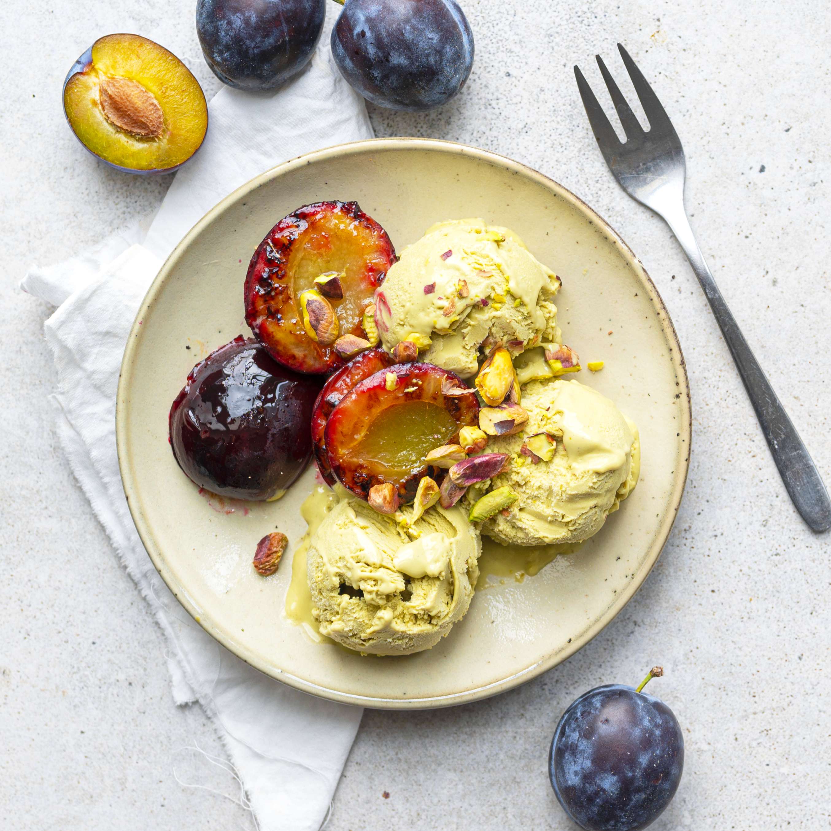 Zobrazit Grilované švestky s pistáciovou zmrzlinou receptů