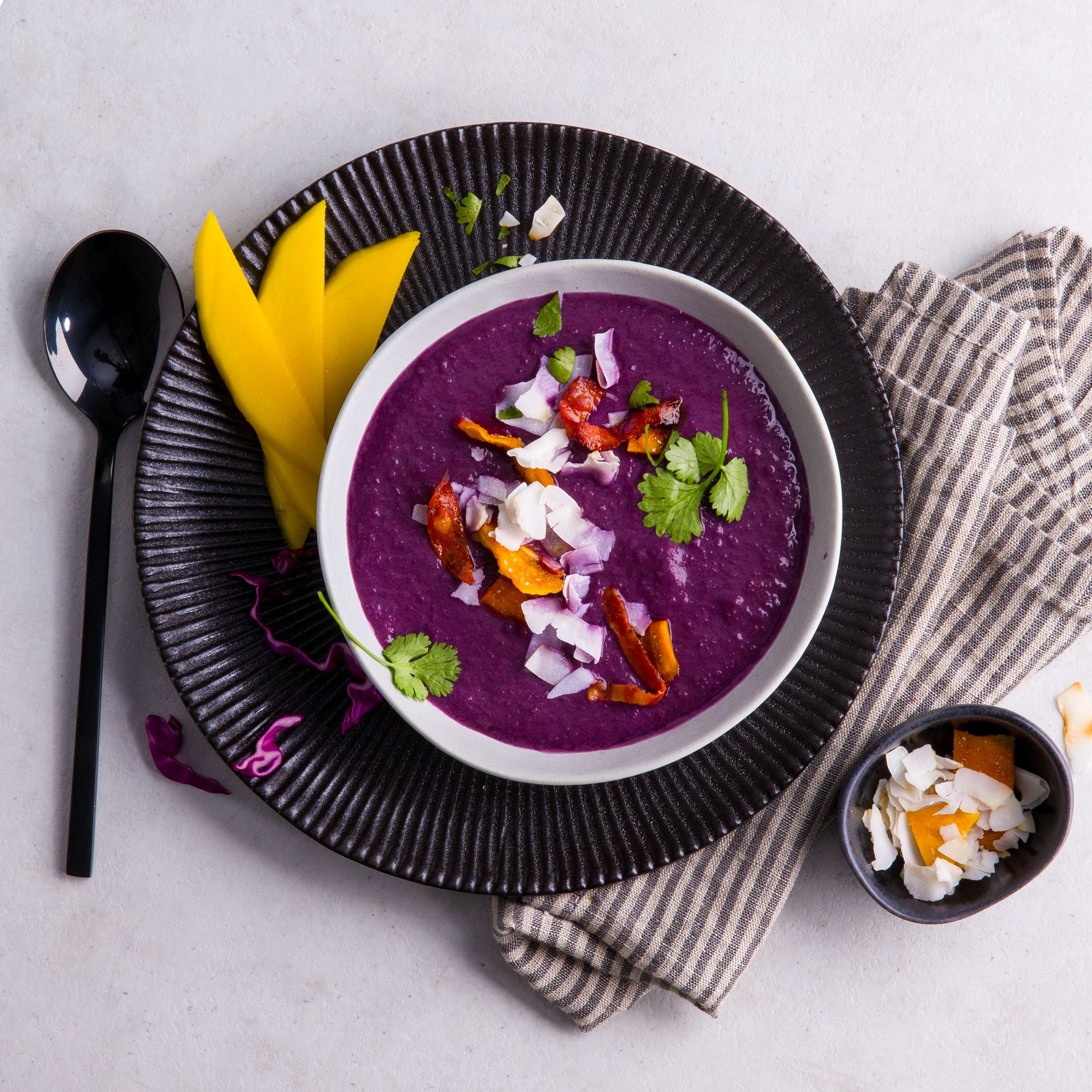 Przepis na Zupa z czerwonej kapusty z mango, kokosem i chorizo Kaufland