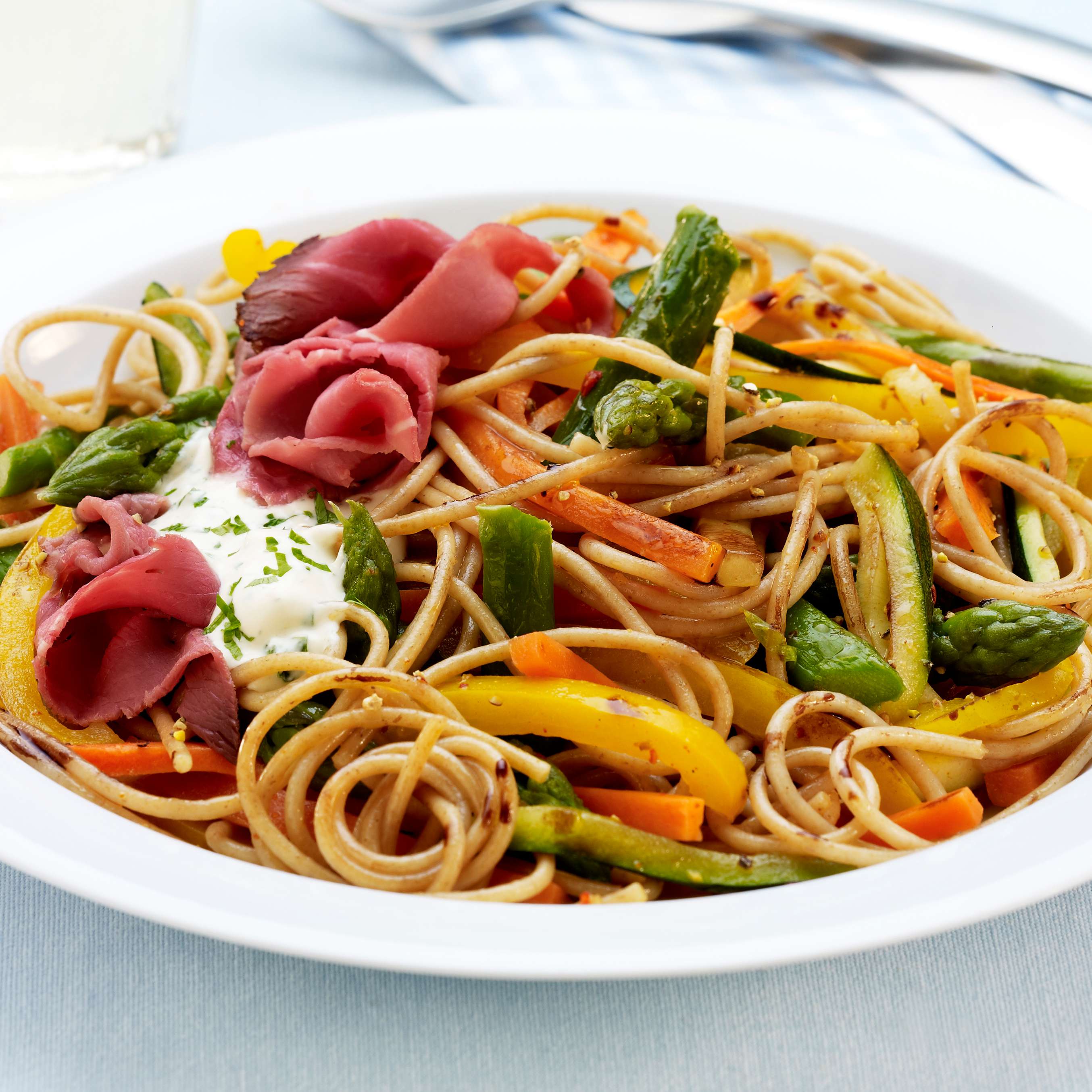 Rezept für Gemüse-Spaghetti mit Roastbeefstreifen | Kaufland