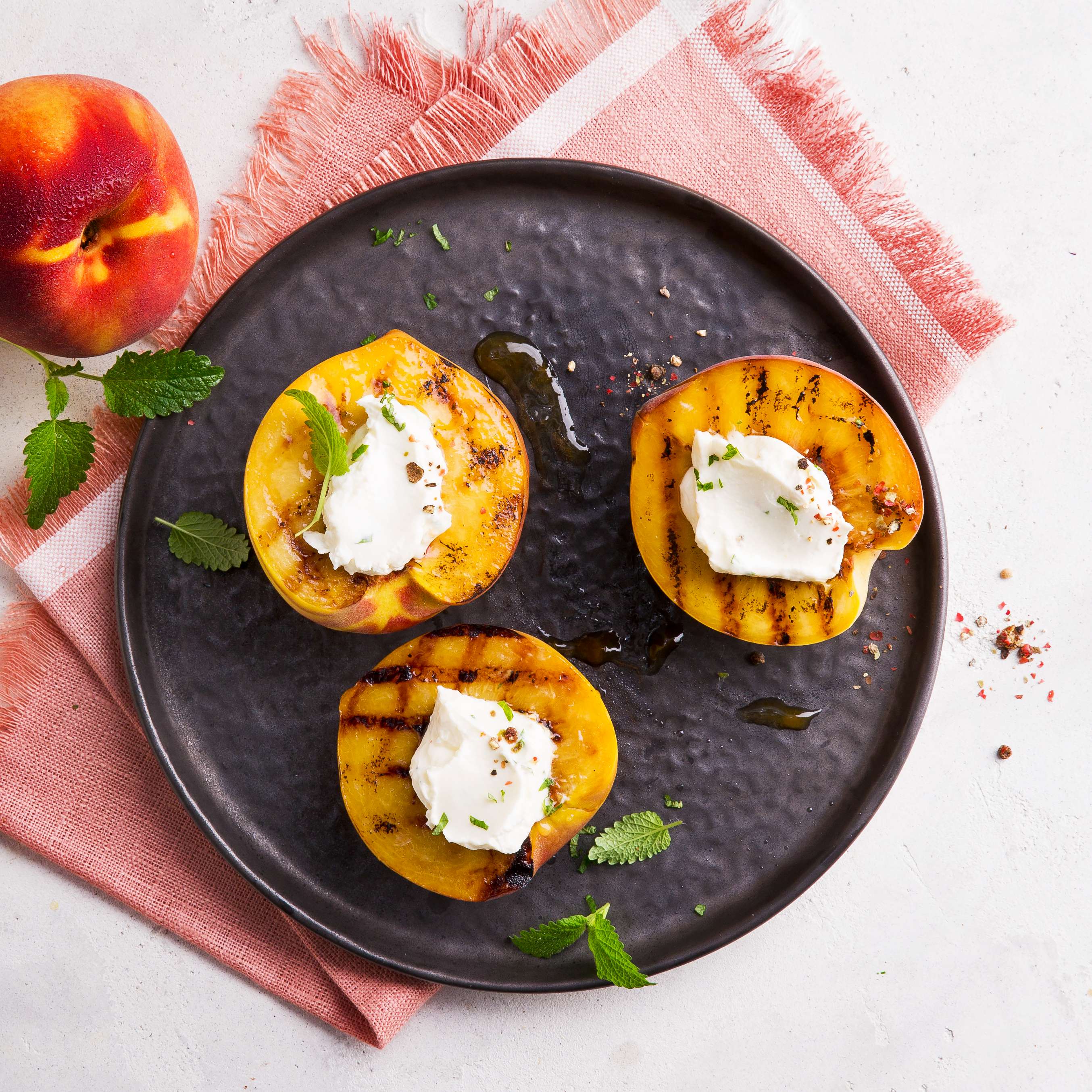 Изобразяване на рецептата Гриловани праскови със свежо козе сирене