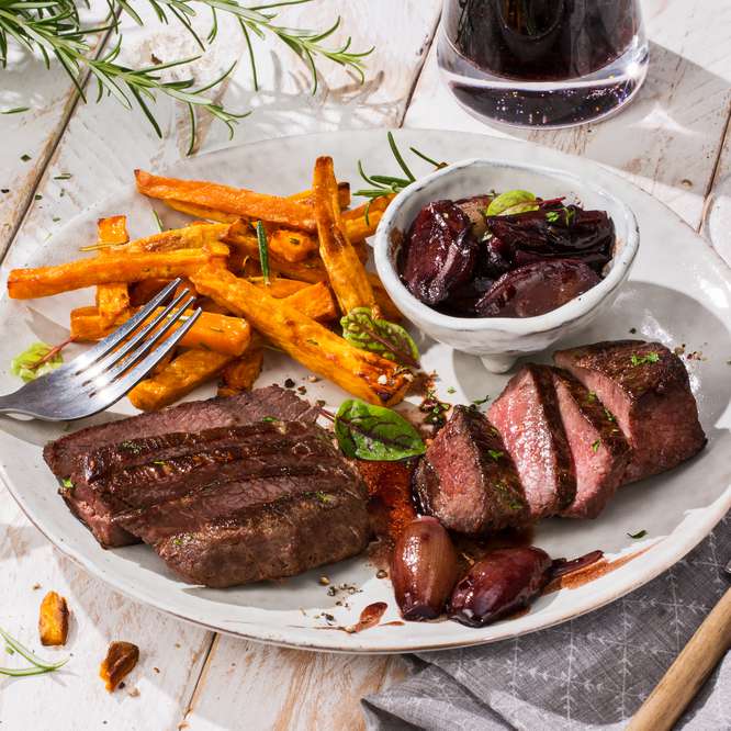 Straußensteak mit Rosmarin-Süßkartoffel-Pommes - Rezept | Kaufland