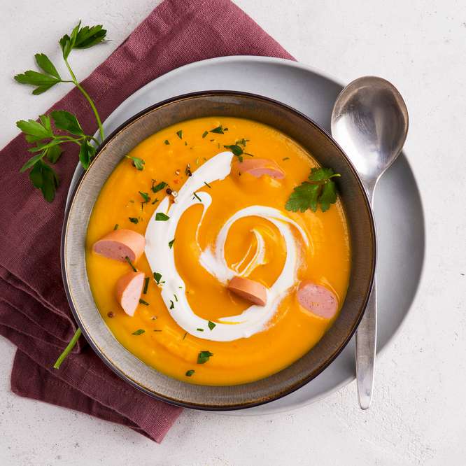 Kürbis-Kartoffel-Suppe mit Würstchen